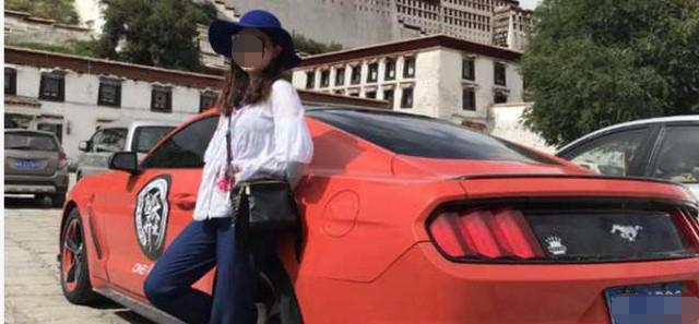 美女开福特野马进藏, 偶遇五菱宏光牌跑车, 这车挺稀罕的