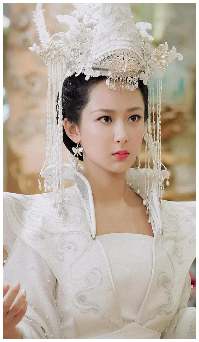满头流苏头饰的古装美女,有人美有人惊艳有人雷,你最喜欢谁?