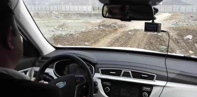 这车经过泥地的考验, 如果装个奔驰标估计卖个百来万都没问题!