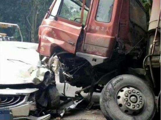 吉利博瑞撞上重型货车, 司机下车后大眼瞪小眼一脸迷茫