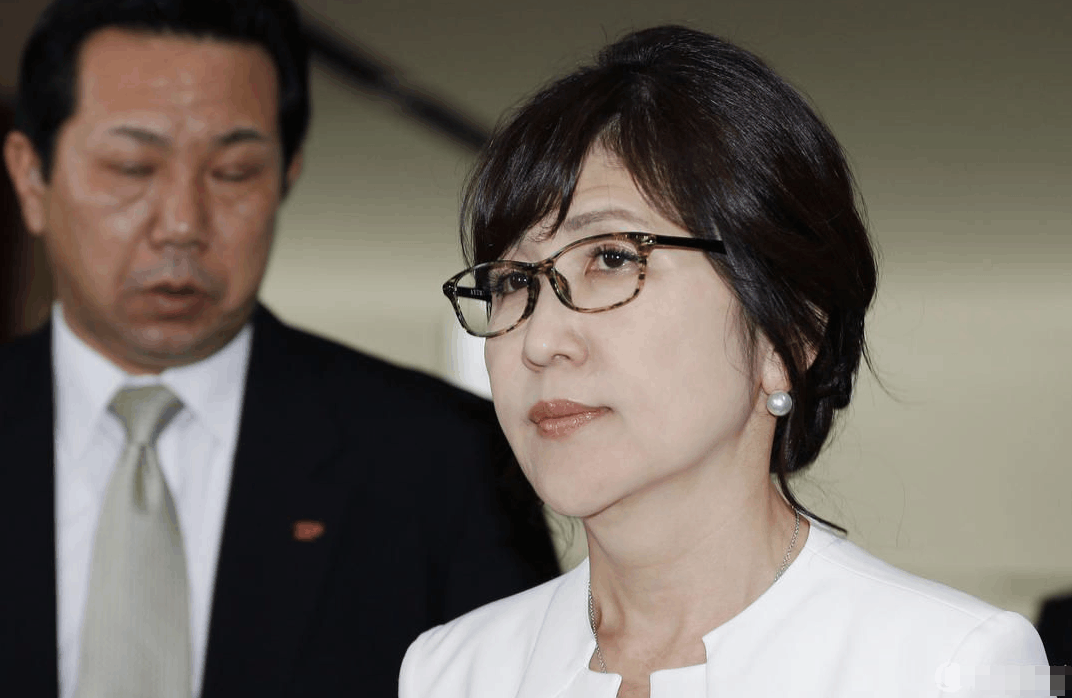 日本最美的女官员, 曾是一名律师, 和安倍晋三关