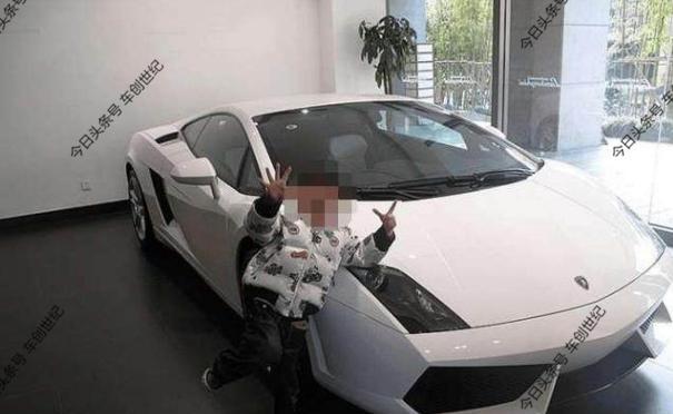 小孩和兰博基尼拍照被销售员呵斥，家长立马在隔壁店怒提劳斯莱斯