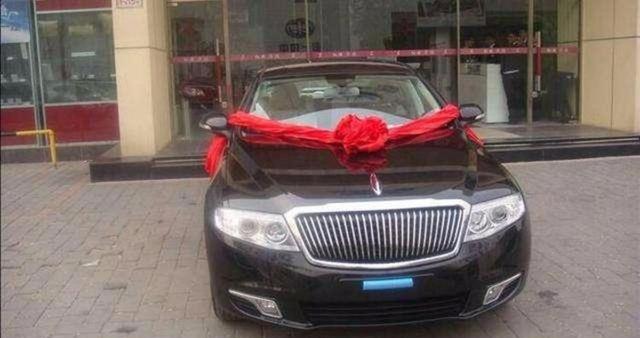 河南小伙28万提红旗H7，交车仪式隆重，小伙：比奥迪更有面子