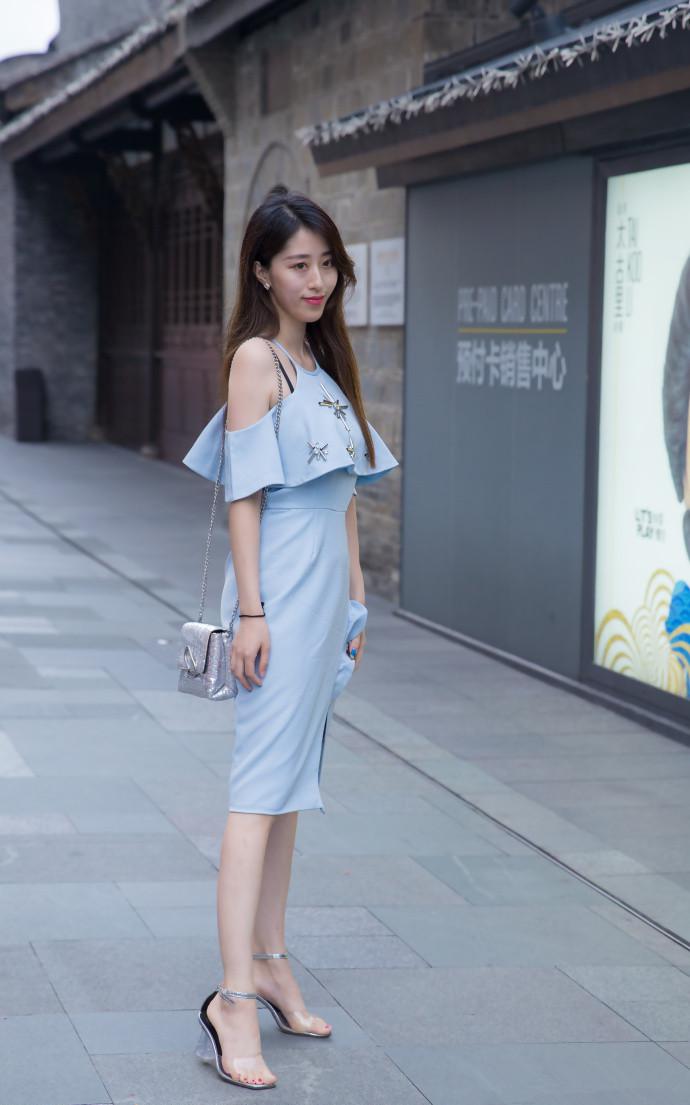 路人街拍:小姐姐蓝色吊带裙时尚修身,透明高跟凉鞋凸显美腿