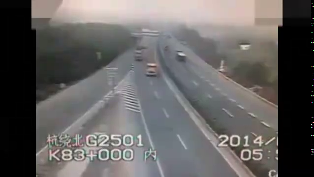 交通安全警示录----奥迪错过高速出口突然变道！