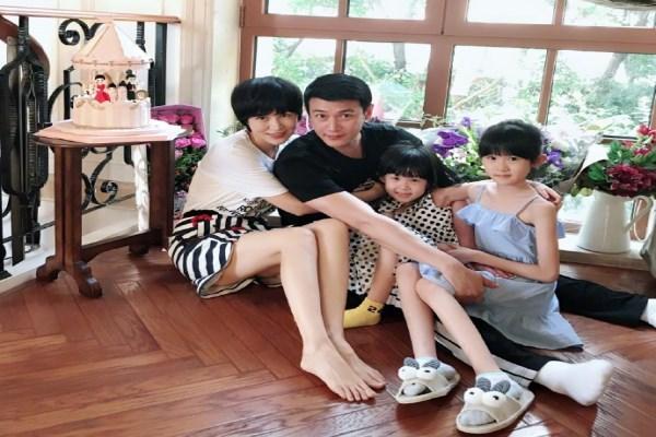 鲍蕾生日陆毅送上祝福, 两女儿超可爱, 他的手臂成了一大亮点!