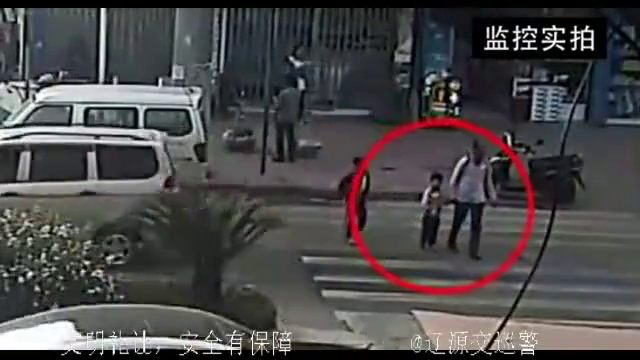 交通安全警示专栏—行人过斑马线被面包车碾压！