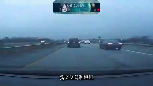 交通安全警示专栏—高速路一SUV断轴引连环车祸 多车惨遭殃！