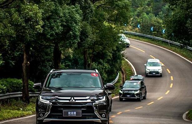 三菱欧蓝德2.0L荣耀版，比乞丐版多一万块钱可以让你买到什么