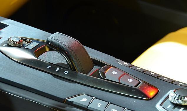 豪华车: 比开奔驰宝马, 更能吸引妹子的眼球的这, 你觉得怎么样?