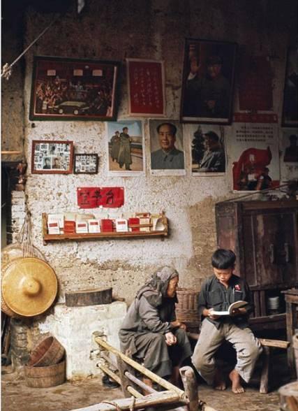 1971年中国农村历史老照片:农民伯伯插秧,现在已经越来越多农田荒废