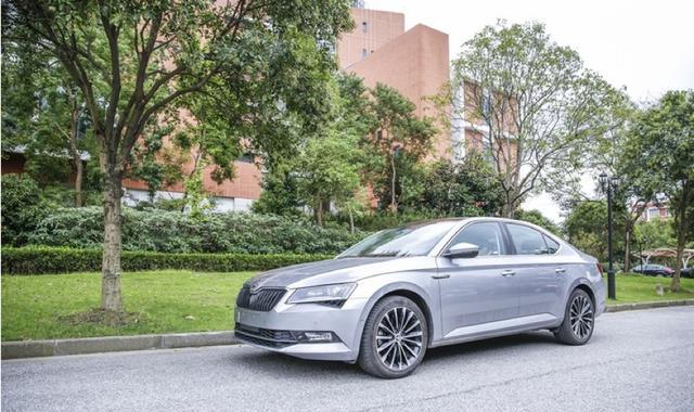 终于开上自己的车了，能带着媳妇回学校转转了