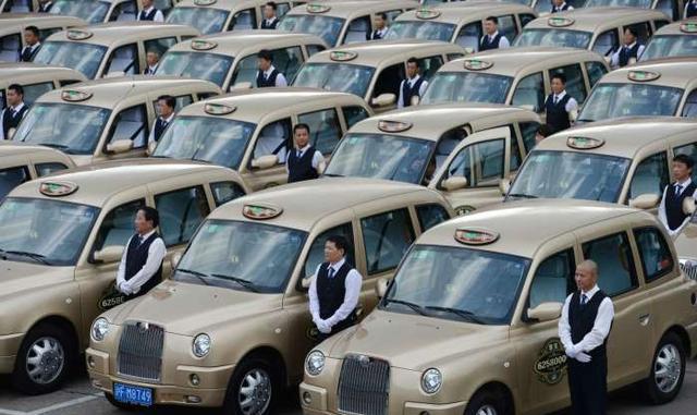 厉害了吉利汽车，上千台英伦TX4集体停放，气势磅礴