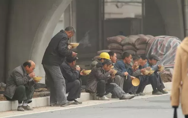 农民工风餐露宿10张图, 一天2顿饭, 7块钱就吃饱, 辛劳又艰辛