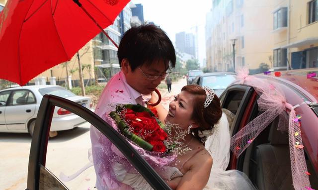 前女友结婚当天,小伙悄悄跟在婚车后面,收到7