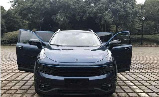首提新款SUV领克01的车主评价道：就是换了车标的沃尔沃