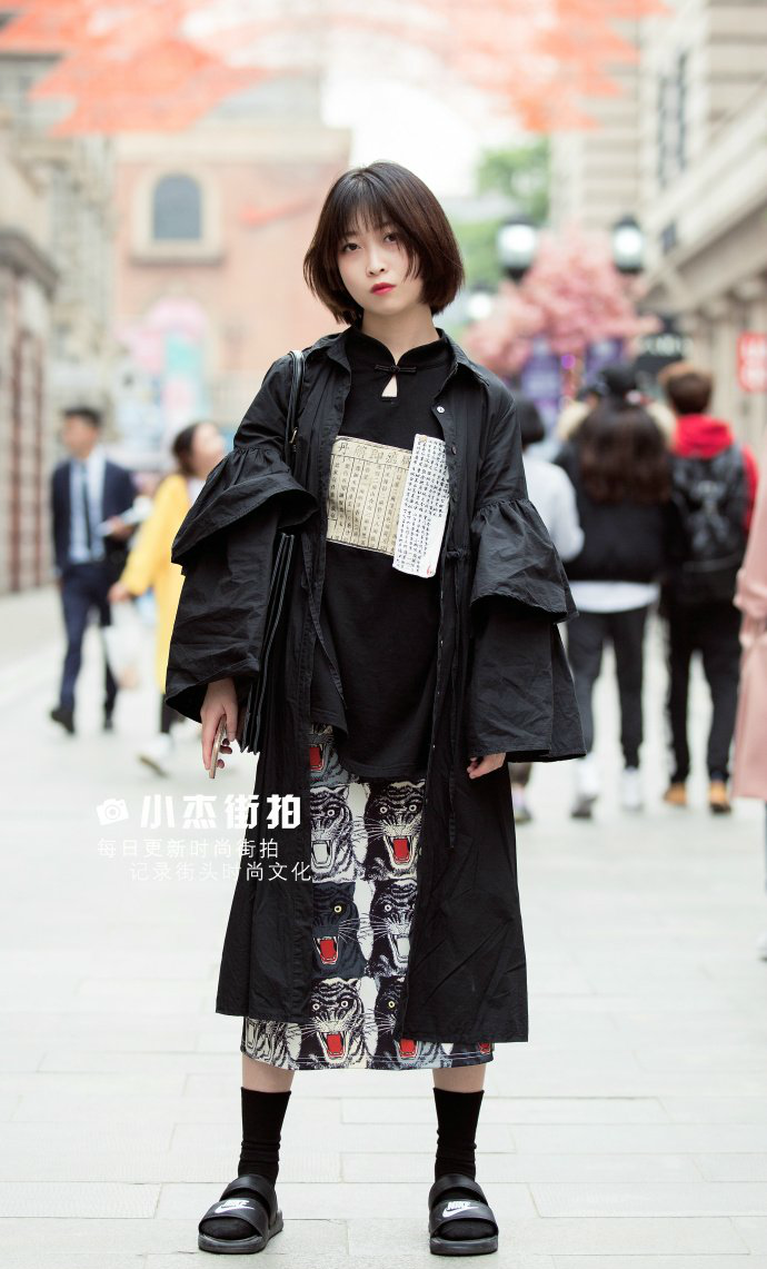 武汉街拍,米色毛衫搭配不规则短裙,简约有型又