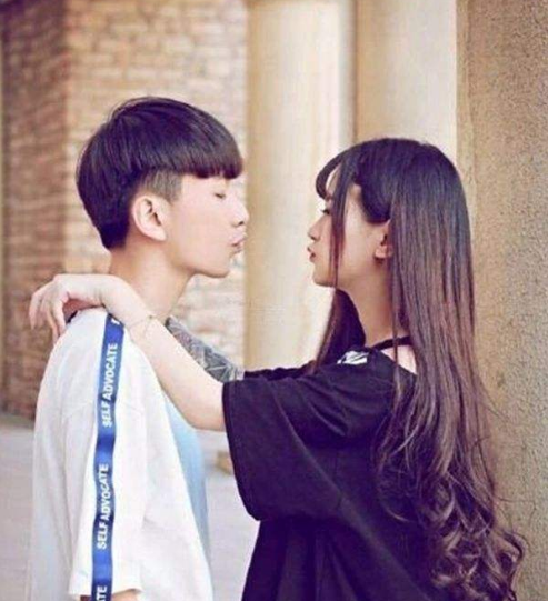 杨清柠与王乐乐分手后,一个开豪车住高档小区