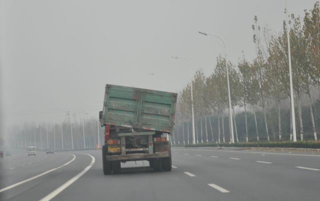 在大货车右边行驶等于找死, 那我们该怎么开车