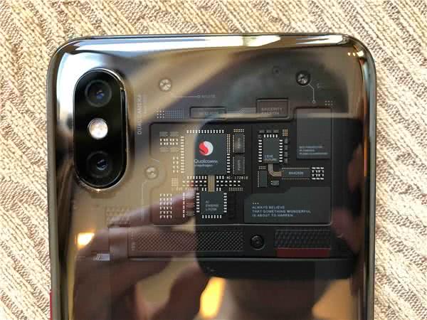 雷军播报,吴亦凡手持全球第一款小米8探索版现