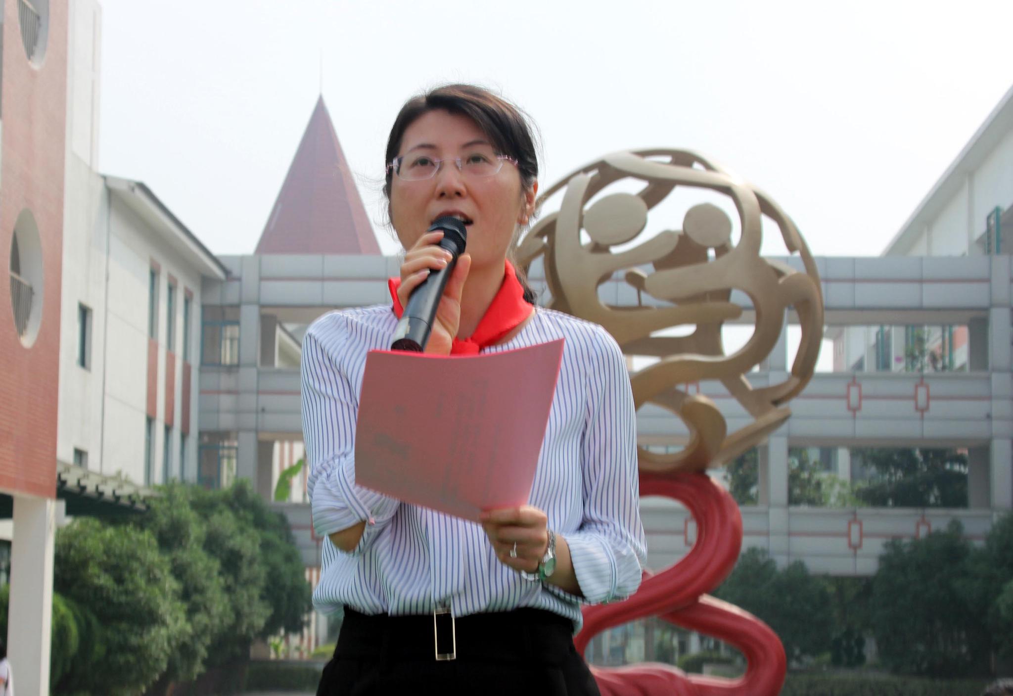 苏州市阳光城实验小学校德育校长章丽妍在仪式上讲话