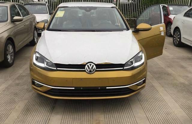 小伙为了大众情怀买单, 花22万提全新高尔夫, 网友: 懂车人的选择