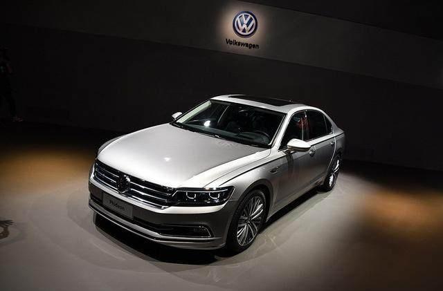 大众最失败的轿车品质可叫板奔驰, 为何刚上市降5万仍然无人问?