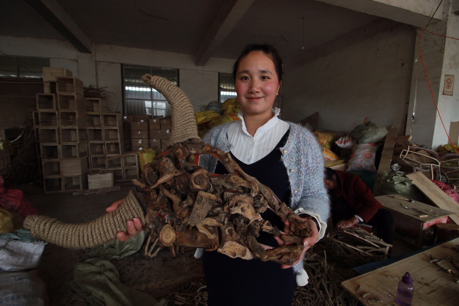 英语老师放弃都市20万年薪 回乡捣鼓枯树枝年