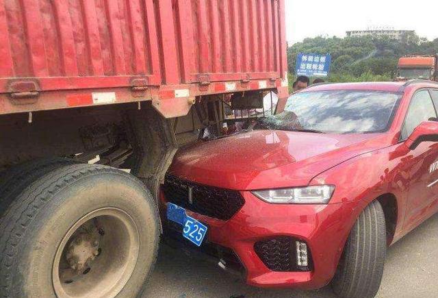 长城魏派VV7国内首撞，高速追尾大货车，国产高端品牌果然不一般