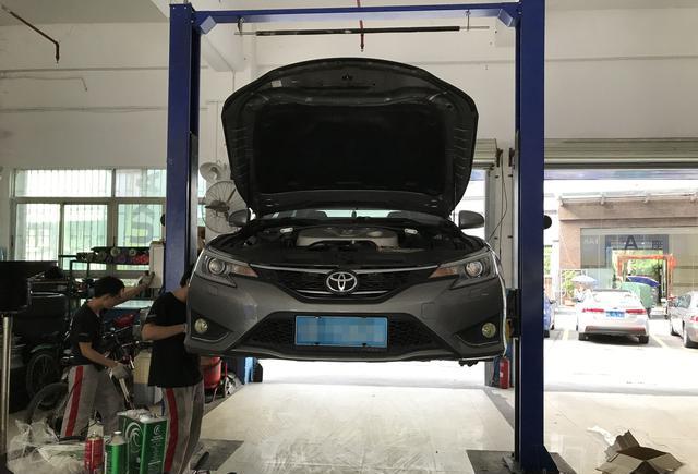 安全最重要 锐志6W公里更换刹车片全过程