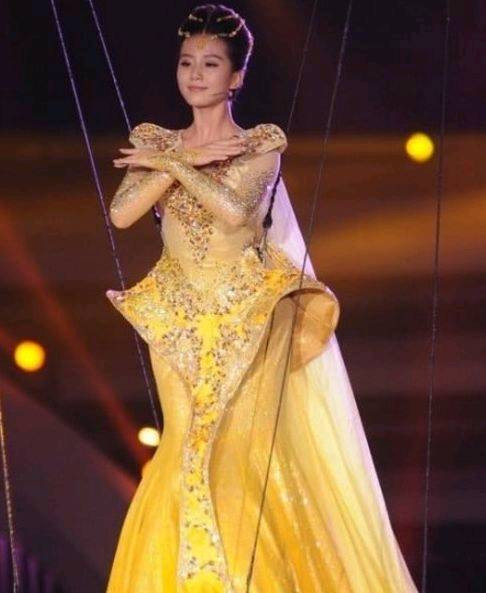 同为金鹰女神，李小璐土得无法入眼，而她却美得无可救药！