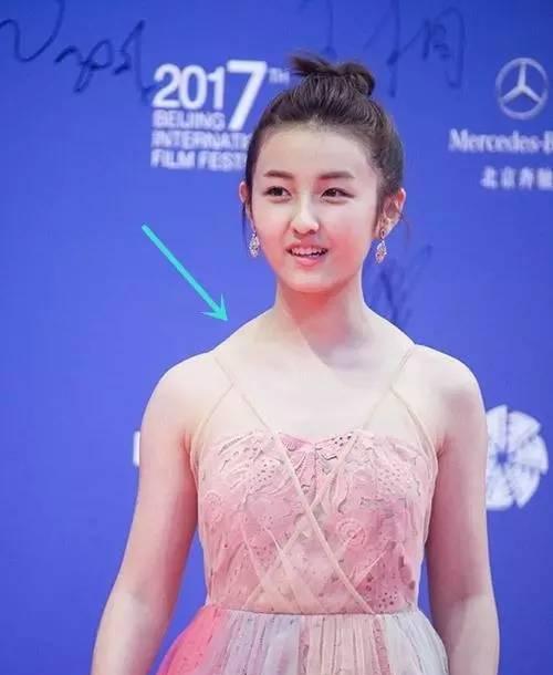 张子枫溜肩穿绑带露肩裙很尬尴, 到底什么样的