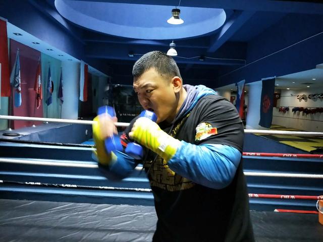 汗水铸就真王者!中国泰森张君龙放弃休假全力