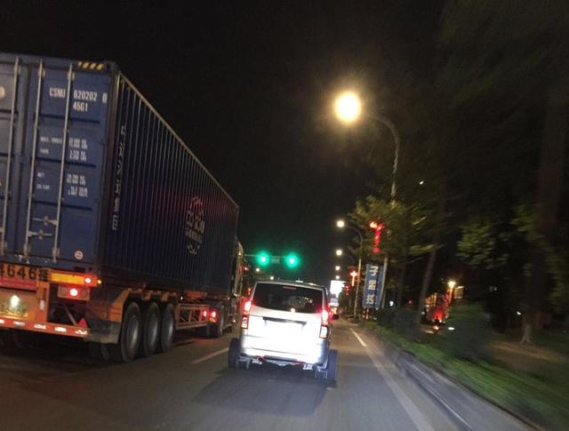 平凡的五菱宏光展示躁动的心，3X3轮版本出现市区与大货肩并肩