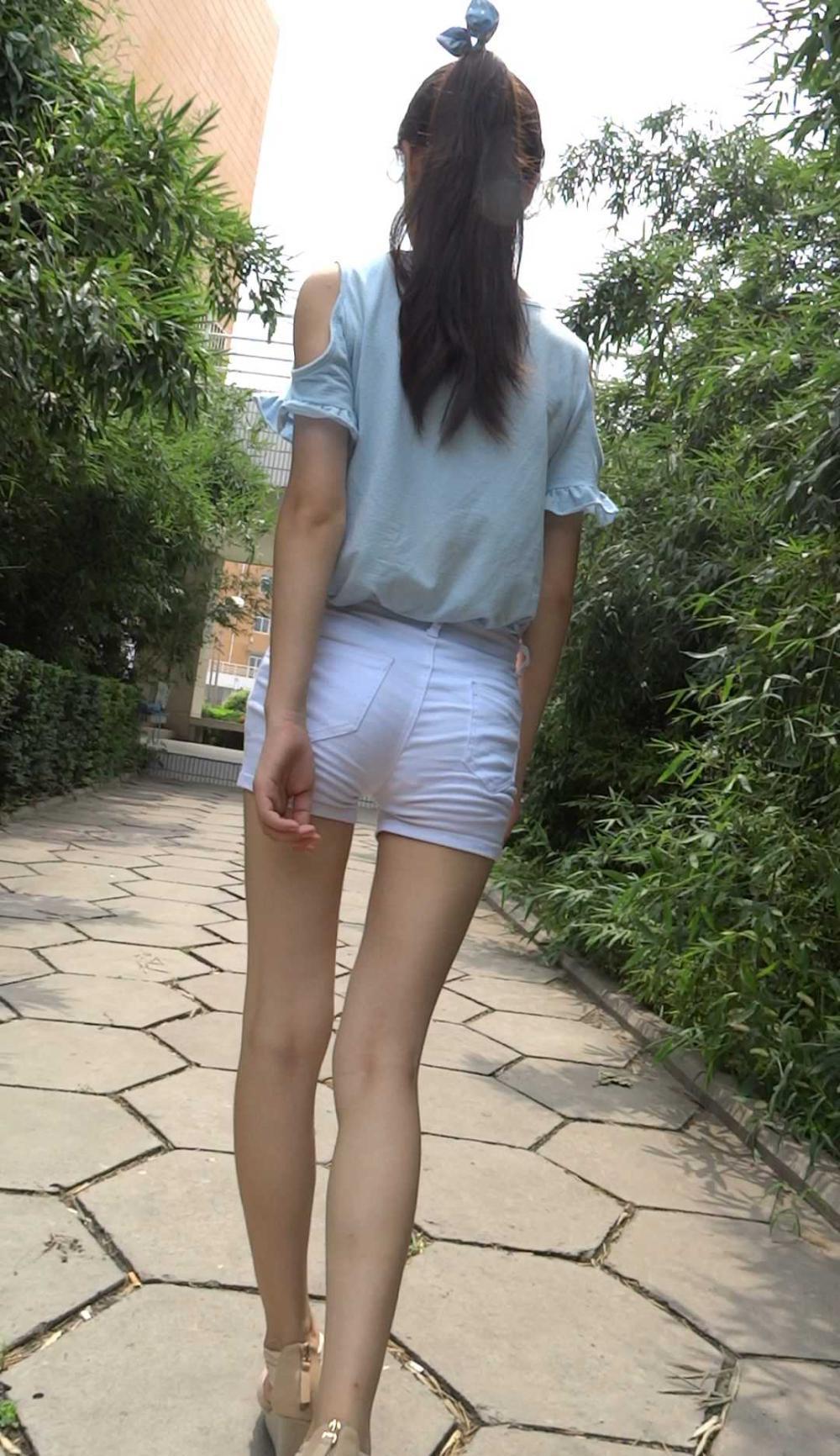 路人街拍: 白色紧身裤美女腿型很好看, 但中间缝太大