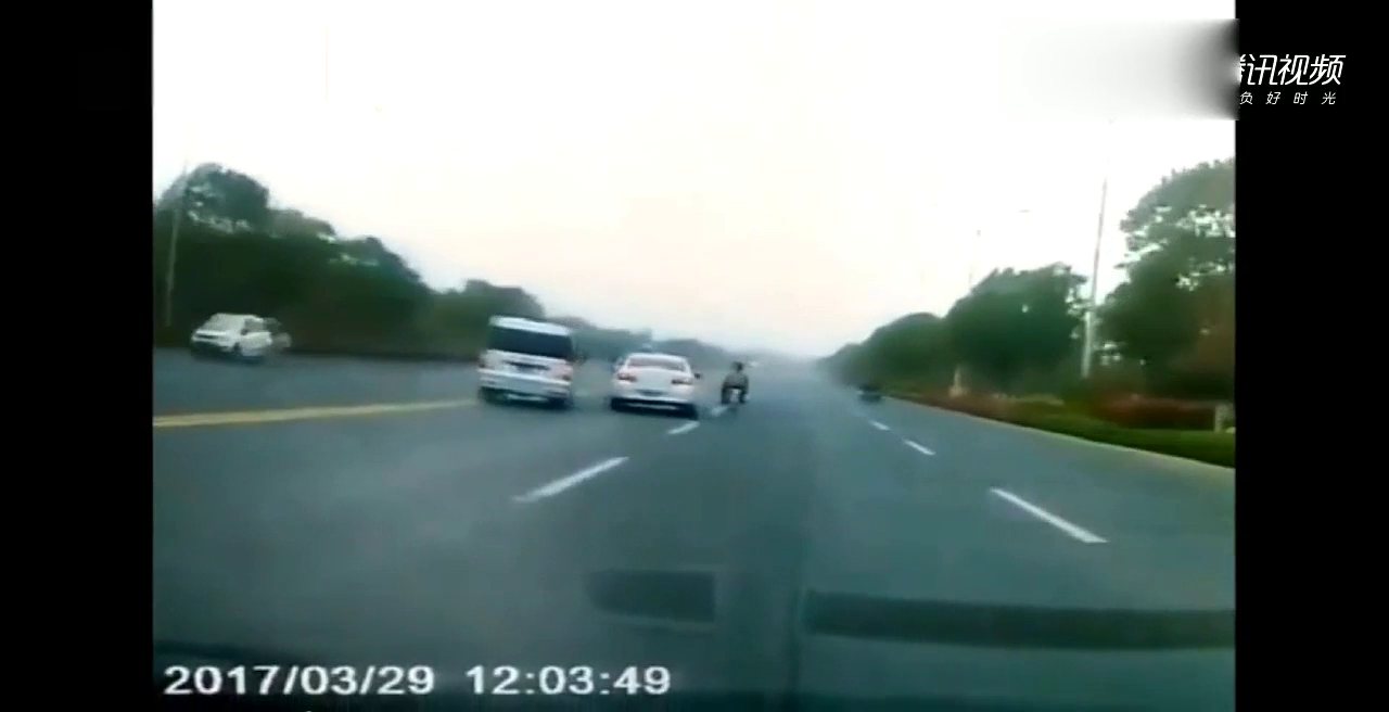 ta又来了！这辆乱变道的电动车，你可把面包车害惨了