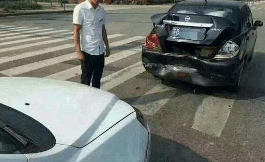 国产帝豪车追尾日产车，两位车主下车查看，不禁感叹，日产车果然