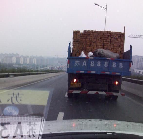 车主随即抽中苏A88888，本想大捞一笔却因一时疏忽损失惨重