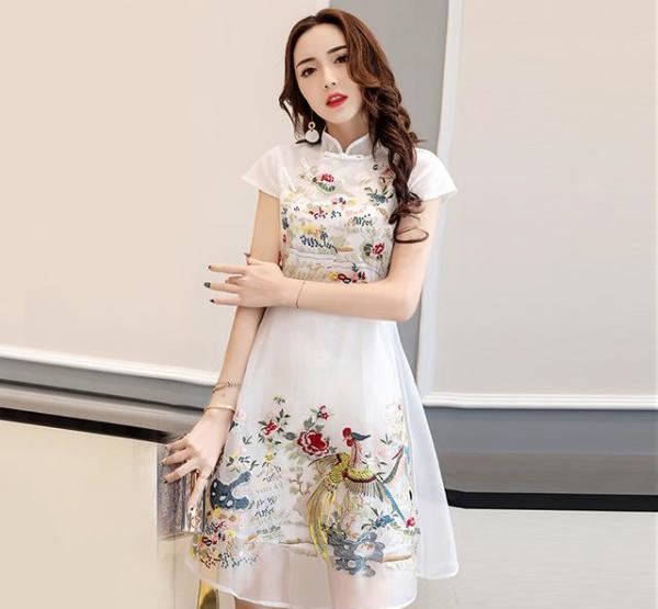 我被校花强迫穿女装 女生强迫男生穿裤袜 二个女生绑架我穿女装