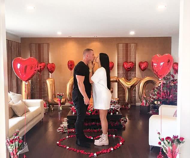 私人教练足球场上演奢华求婚,粉红盒子装粉色