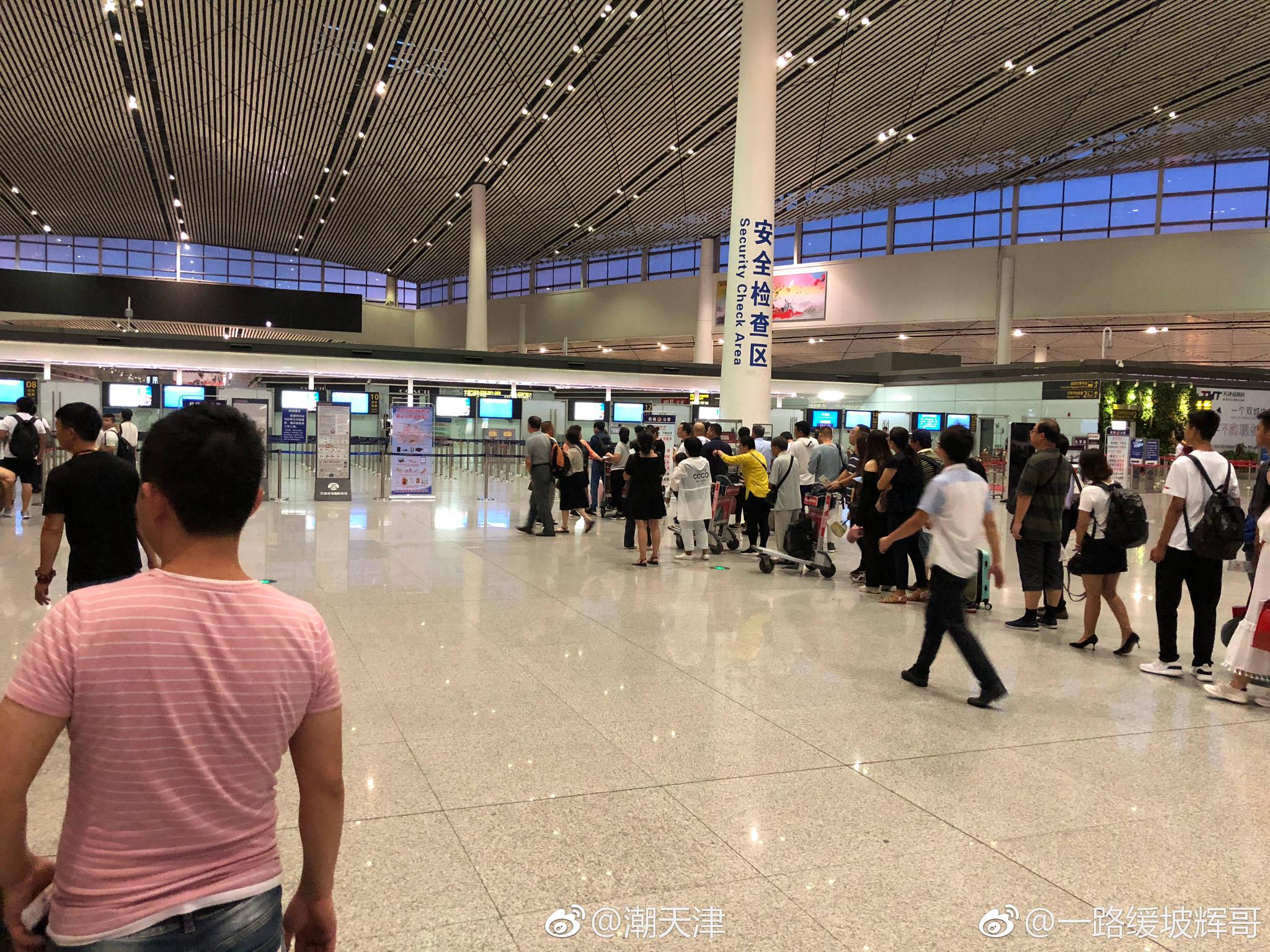 早上5:00赶飞机,天津机场t2航站楼门口大量有证无证运营车辆揽客