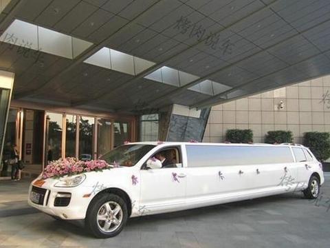 车长超过7米的保时捷卡宴, 能把酒店大门堵住, 车牌才是真的牛