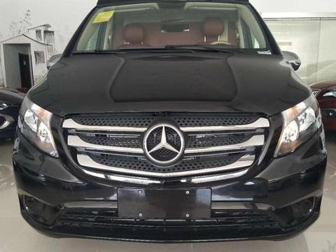 街头偶遇奔驰改装车, 工作人员: 内部如移动皇宫, 按6折处理