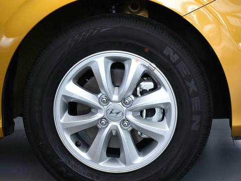 买不起奥迪A3不要紧，这款合资三厢只卖4，5万