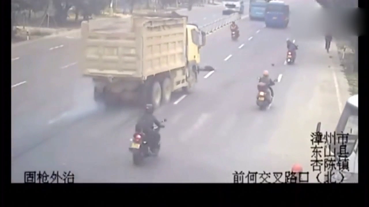 交通安全警示：这种交通事故，到底算是谁的过错？