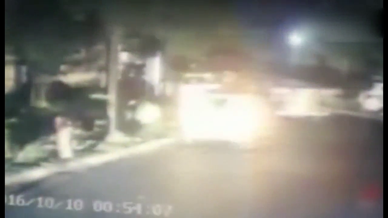 大卡车司机酒后驾车，半夜将车冲入小区，撞损17车