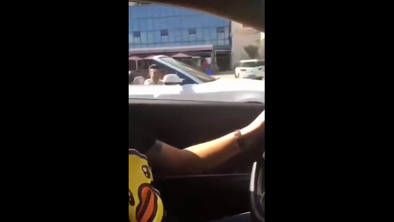 高温40℃，奇葩小伙开敞篷车上街，真是作死的节奏啊