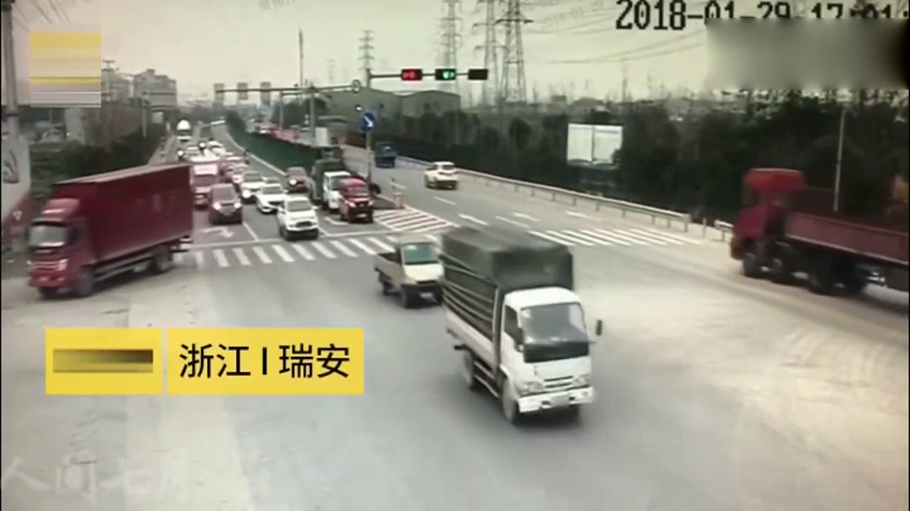 无知电动车紧贴着货车通过路口，结果下一秒悲剧瞬间发生！