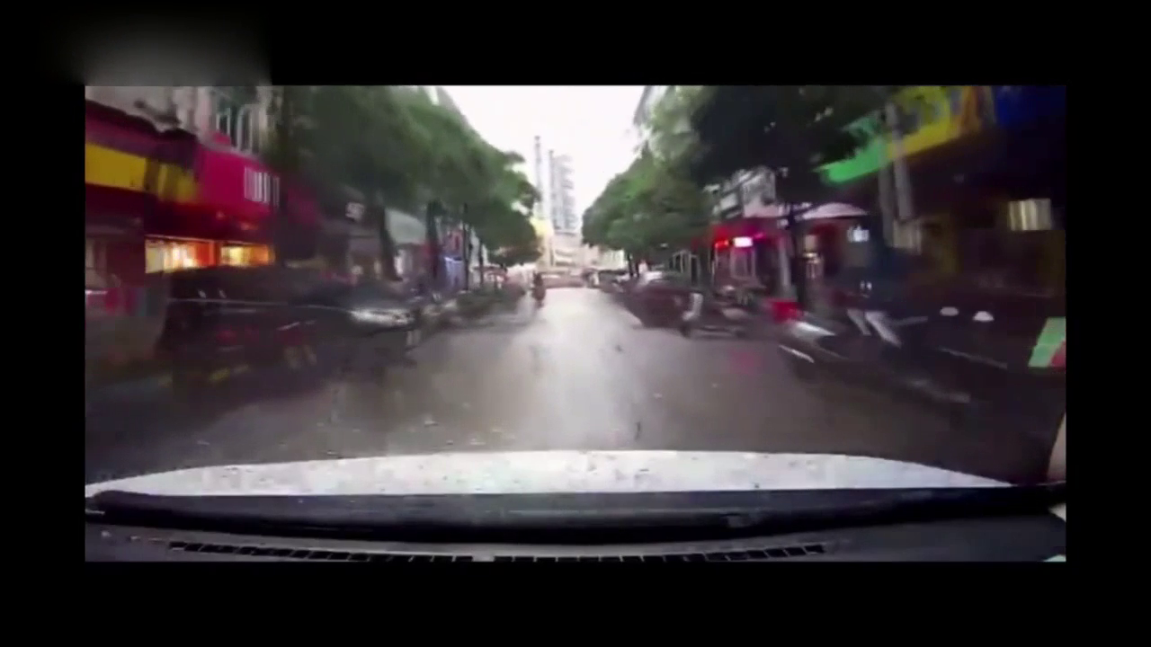 两男两女骑一辆电动车突然失控甩在我面前，幸亏刹车及时