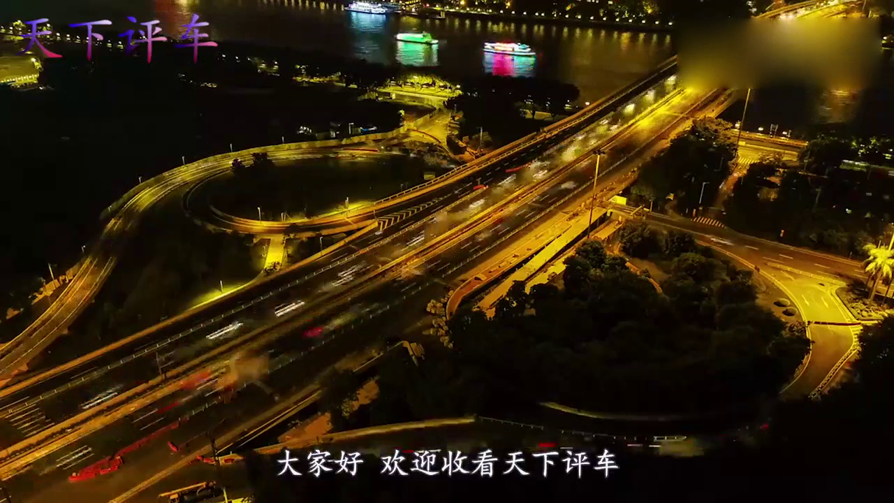 女子骑电动车车闯红灯被撞，老公来到现场后，对着汽车就是两下！